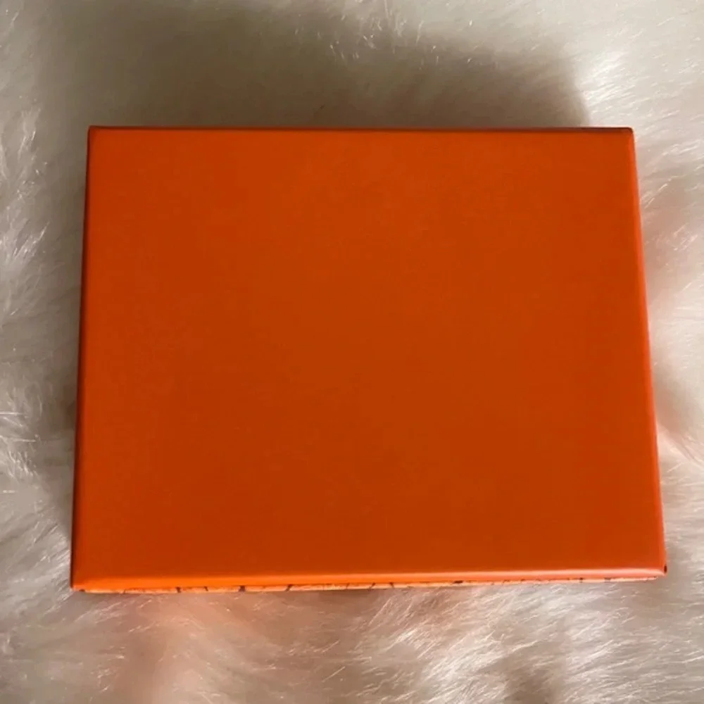 Tallia Bifold Leather Wallet with Embossed Pattern